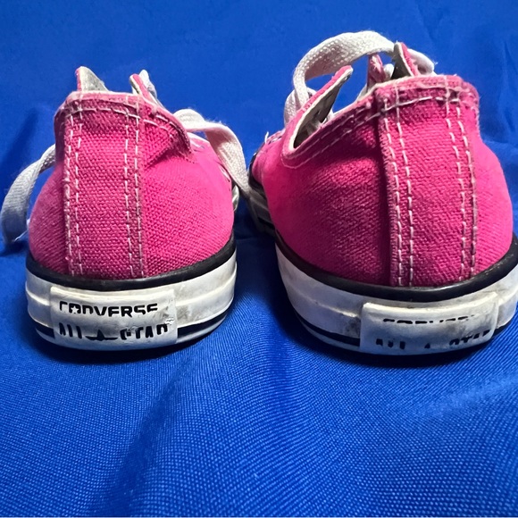 Girls Size 2 Hot Pink Converse low top Chuck Taylor’s. - Picture 3 of 6